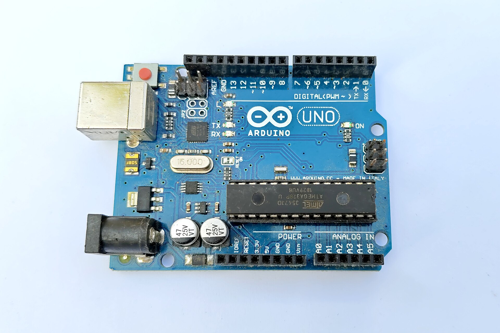 ورودی کلید در Arduino Uno: پول‌آپ و debounce با ماشین حالت