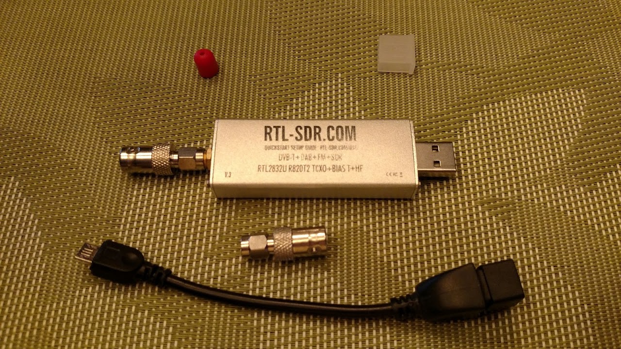 گیرنده USB مدل RTL-SDR V3 و مبدل‌های اتصال کنار آن
